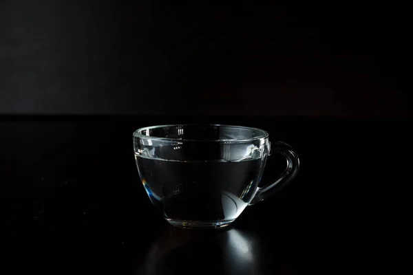 Tasse Verre Transparent Avec Eau Sur Fond Sombre Boire Dans — Photo