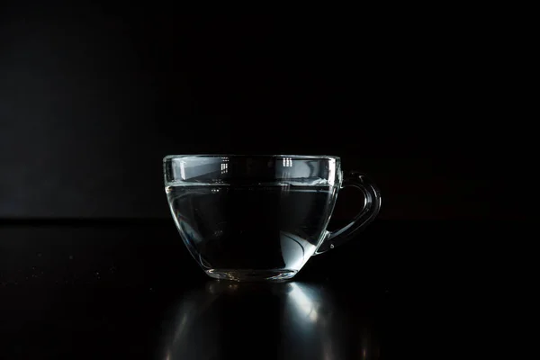 Tasse Verre Transparent Avec Eau Sur Fond Sombre Boire Dans — Photo