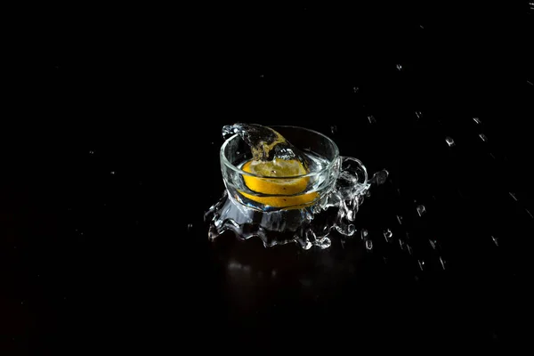 Éclaboussures Eau Mouvement Gel Spray Alcool Congelé Une Tranche Citron — Photo