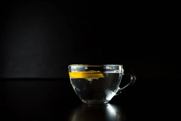 水が噴き出す 動くな 冷凍アルコールスプレー レモンのスライスが水のカップに落ちた 行動を止めました メニューデザイン サイドビュー 広告ポスター — ストック写真