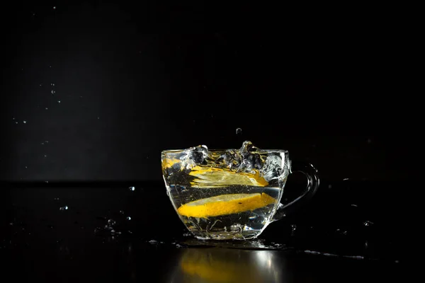 Rozpryski Wody Zamrożenie Ruchu Mrożony Spray Alkoholu Kawałek Cytryny Wpadł — Zdjęcie stockowe