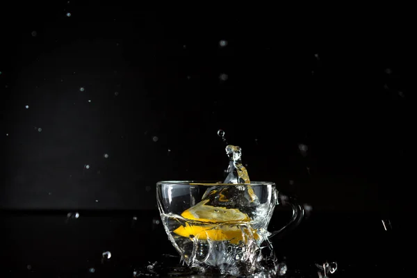 Spruzzi Acqua Movimento Congelamento Spray Alcolico Congelato Una Fetta Limone — Foto Stock