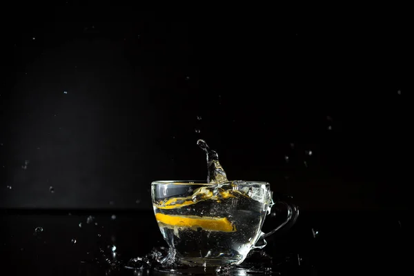 水が噴き出す 動くな 冷凍アルコールスプレー レモンのスライスが水のカップに落ちた 行動を止めました メニューデザイン サイドビュー 広告ポスター — ストック写真