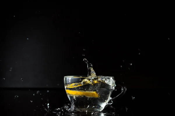 Spruzzi Acqua Movimento Congelamento Spray Alcolico Congelato Una Fetta Limone — Foto Stock