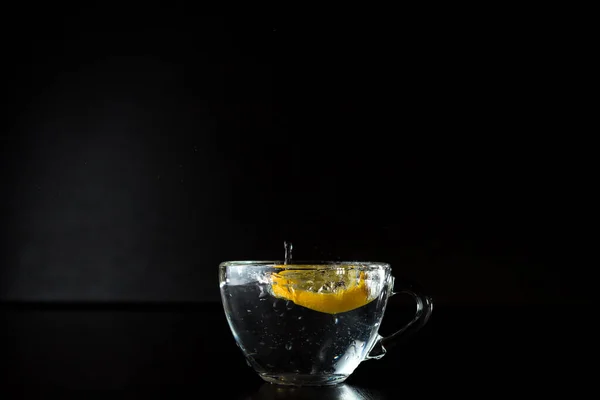 Wasser Spritzt Gefrierbewegung Frozen Alkohol Spray Eine Zitronenscheibe Fiel Eine — Stockfoto
