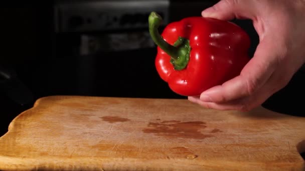 Muž Zkoumá Sladký Pepř Papriky Rosných Kapkách Řezací Desce Salát — Stock video