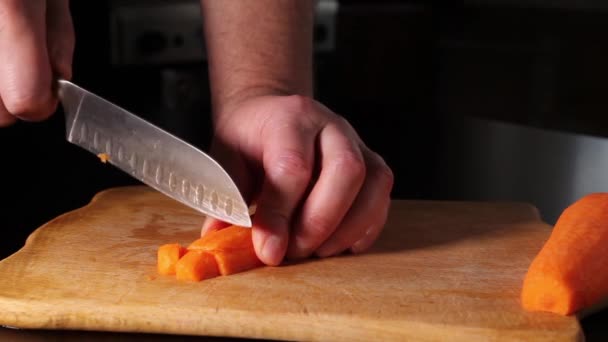 Trancher Les Carottes Homme Coupe Les Carottes Cubes Avec Couteau — Video