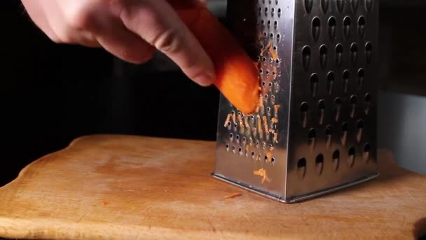 Concept Alimentation Saine Homme Frotte Une Carotte Avec Une Râpe — Video