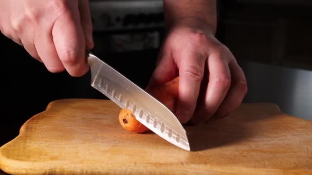 Hombre Pela Zanahorias Hortalizas Una Tabla Cortar Chef Corta Los — Vídeos de Stock