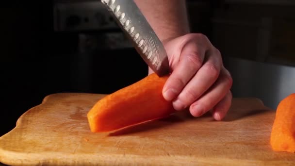 切胡萝卜片 人在切菜板上切胡萝卜 在家里做饭 — 图库视频影像