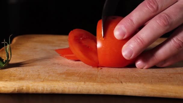 Man Snijdt Een Rijpe Rode Tomaat Met Een Mes Tomaat — Stockvideo