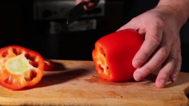 Şef tatlı dolmalık biberi keser. Bulaşıklar için hazırlıklar. Evde yemek pişiriyoruz, internetteki derslere göre kendimiz pişiriyoruz..