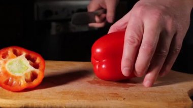 Şef tatlı dolmalık biberi keser. Bulaşıklar için hazırlıklar. Evde yemek pişiriyoruz, internetteki derslere göre kendimiz pişiriyoruz..