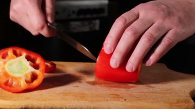 Şef tatlı dolmalık biberi keser. Bulaşıklar için hazırlıklar. Evde yemek pişiriyoruz, internetteki derslere göre kendimiz pişiriyoruz..