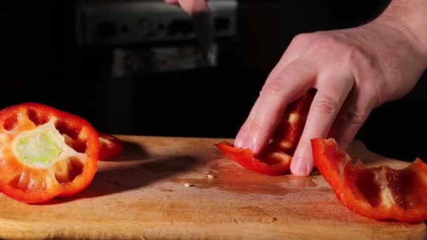 Šéfkuchař Krájí Sladkou Papričku Vaříme Doma Vaříme Sami Podle Lekcí — Stock video