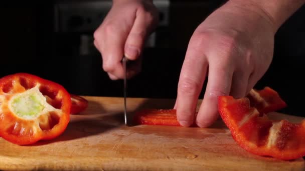 Chef Corta Pimentão Doce Cozinhamos Casa Cozinhamos Acordo Com Lições — Vídeo de Stock