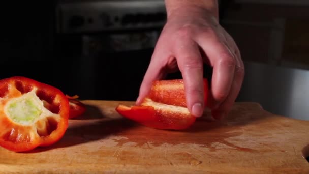 Σεφ Κόβει Γλυκό Πιπέρι Μαγειρεύουμε Στο Σπίτι Μαγειρεύουμε Σύμφωνα Μαθήματα — Αρχείο Βίντεο