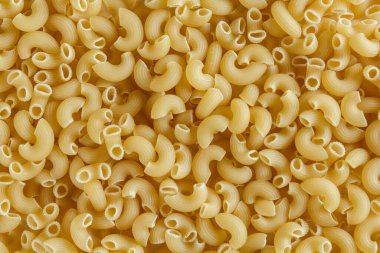 Çiğ makarna arka planı. İtalyan yemeği. Reklam afişi konsepti. İtalyan makarnası. en üstteki görünüm