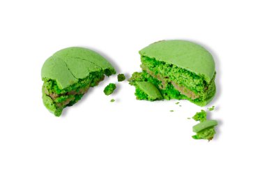 Beyaz arka planda izole edilmiş yeşil makaronlu kek. Artan yemekler. Makaron kırıntıları.