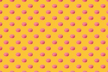 Kusursuz desen. Sarı arka planda pembe badem kurabiyesi deseni. Fransız bademli kurabiyeleri, tatlı, en güzel manzara. Paket kağıdı, poster, tebrik kartı, kapak, fırın