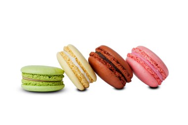 yeşil, sarı, kahverengi ve pembe badem kurabiyeleri beyaza izole edilmiş. Bir gölgeyle.