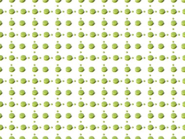 Beyaz arka planda kusursuz yeşil badem kurabiyesi..