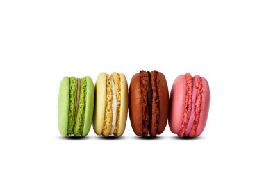 Dört dikey badem kurabiyesi. yeşil, sarı, kahverengi ve pembe badem kurabiyeleri beyaza izole edilmiş. Bir gölgeyle.