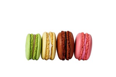 Dört dikey badem kurabiyesi. yeşil, sarı, kahverengi ve pembe badem kurabiyeleri beyaza izole edilmiş. Gölgesiz.