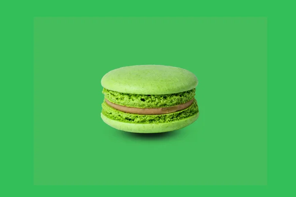 Macaron Verde Isolado Fundo Verde Pastel Com Uma Sombra — Fotografia de Stock