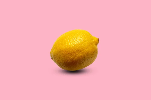 レモンはピンクの背景に隔離されてる 広告コンセプト 熱帯果実 はがきだ 果物の販売 — ストック写真