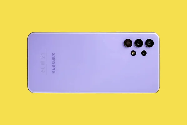 Запорожье Украина Апреля 2021 Года Samsung Galaxy A32 Изолирован Желтом — стоковое фото