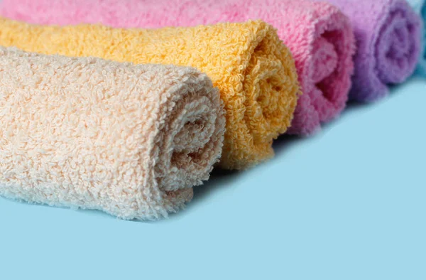 Mehrfarbige Badetücher Gerollt Handtuchset Wellness Konzept Isoliert Auf Blau — Stockfoto