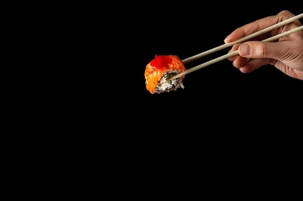 Japans Sushi Eten Vrouwenhanden Houden Sushi Broodjes Met Stokken Vast — Stockfoto