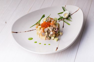 Salata ile kırmızı havyar