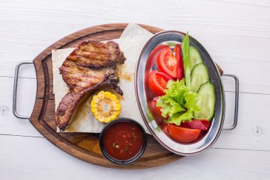 Sebze ile lezzetli ızgara kaburga. Üstten Görünüm