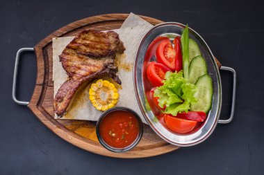 Sebze ile lezzetli ızgara kaburga. Üstten Görünüm