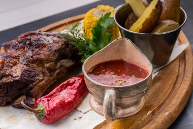 Ahşap plaka üzerinde sebze ile çeşitli lezzetli ızgara et