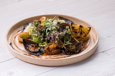 plaka üzerinde deniz mahsulleri salatası