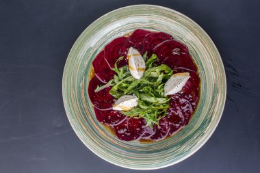 Pancar, keçi peyniri ve zeytinyağı, sağlıklı taze yeşil salata