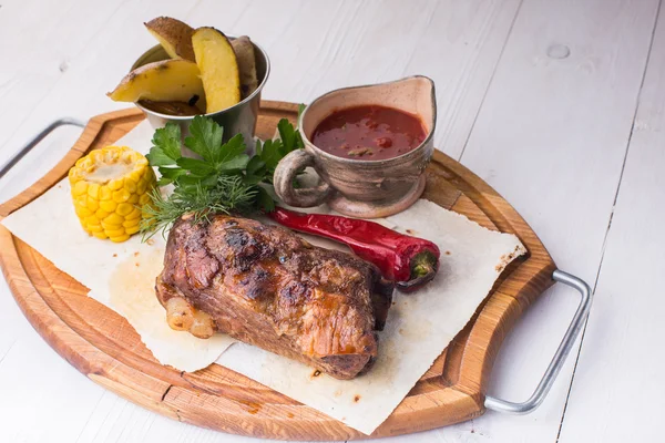 Różne pyszne mięso z grilla z warzyw na płytce drewniane — Zdjęcie stockowe