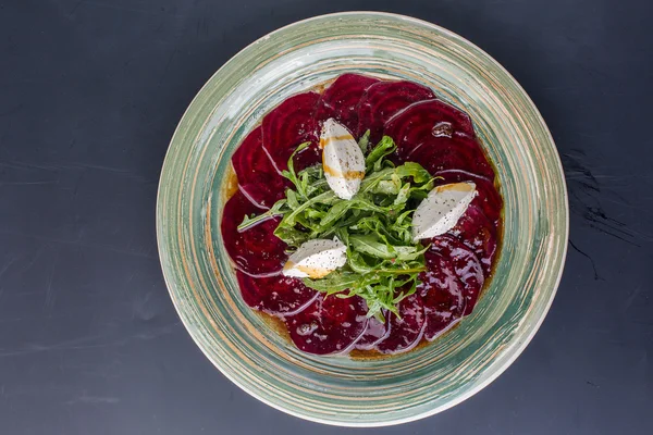 Pancar, keçi peyniri ve zeytinyağı, sağlıklı taze yeşil salata