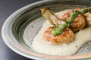 Beyaz ahşap masa üzerinde rustik plaka üzerinde balık köftesi