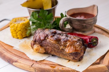 Ahşap plaka üzerinde sebze ile çeşitli lezzetli ızgara et