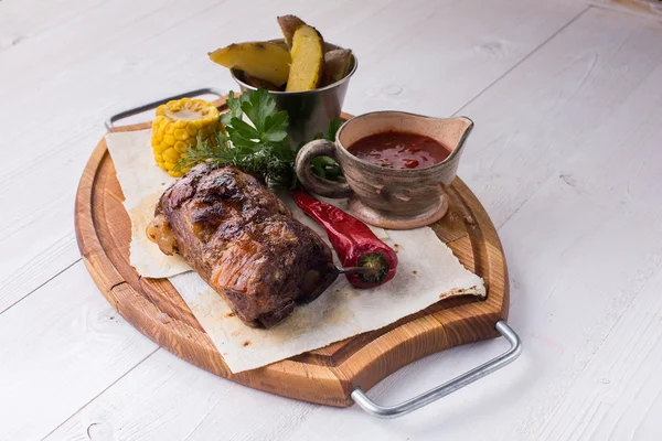 Różne pyszne mięso z grilla z warzyw na płytce drewniane — Zdjęcie stockowe