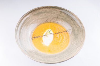 kahverengi zemin üzerine balkabağı çorbası