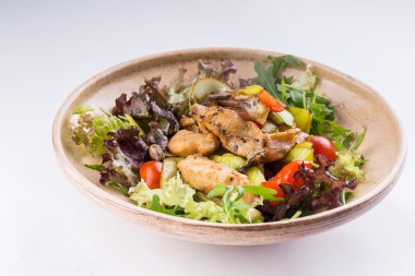 Balık fileto ile taze salata