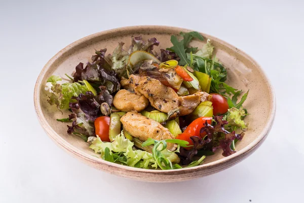 Frisse salade met vis filet — Stockfoto