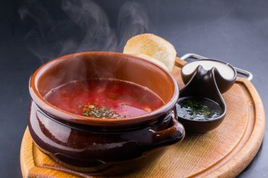 Ukraynalı borsch çörek, soğan ve sarımsak ile