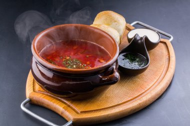Ukraynalı borsch çörek, soğan ve sarımsak ile
