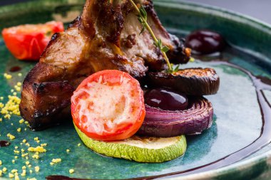 domates ve soslu ızgara et kaburga